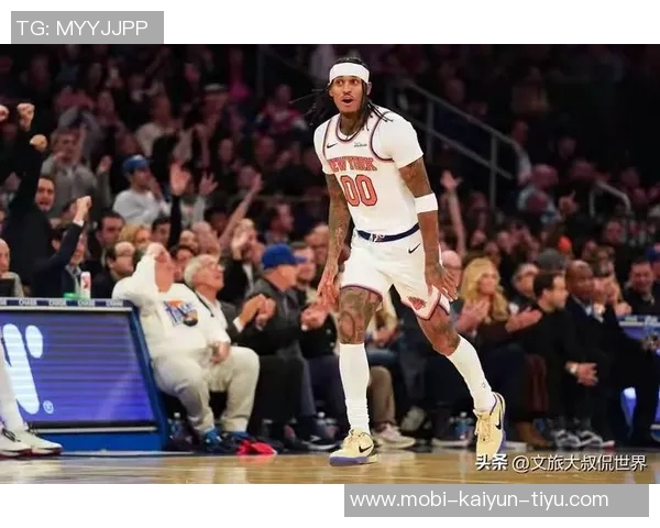 身材高挑的里斯身穿尼克斯配色大衣观战NBA绯闻男友小卡特为魔术出战 身材高挑的里斯身穿尼克斯配色大衣观战NBA绯闻男友小卡特为魔术出战